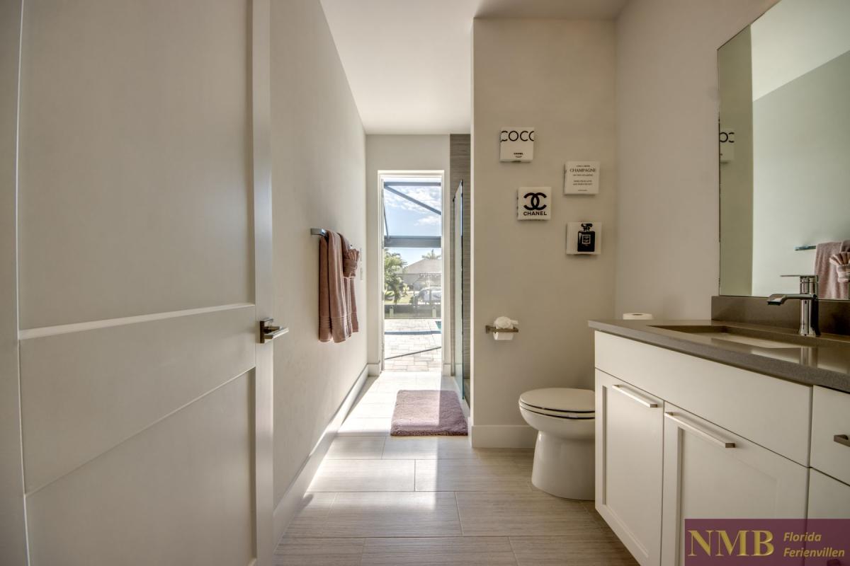 Ferienhaus-Cape-Coral-Sanisbar Breeze_45-Guest-Pool-Bathroom